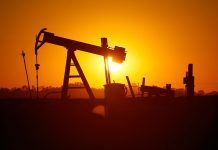 Giá dầu thế giới lao dốc, thấp nhất trong 2 tuần