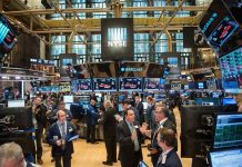 Chứng khoán Mỹ hồi phục dù mối lo thương chiến vẫn phủ bóng, giá dầu thấp nhất 5 tháng